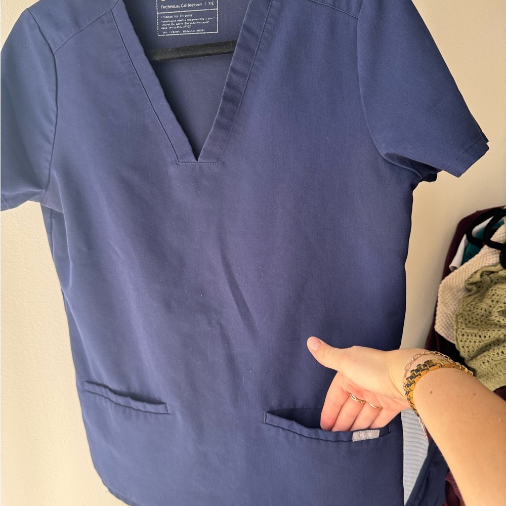 FIGS Women's Classic Navy Scrub Top - Picture 2 of 6